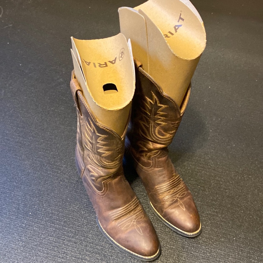 Ariat Heritage R toe distressed brown womens cowboy boots size 6B